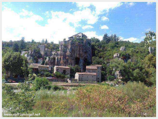 Paysage pittoresque de Labeaume avec falaises calcaires et rivière Beaume