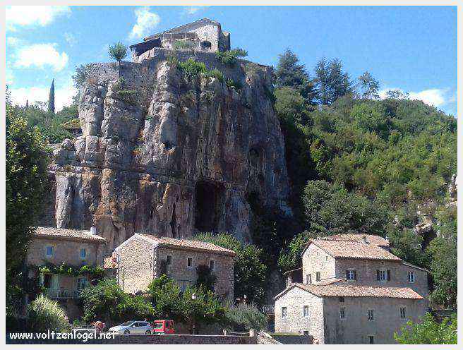 Paysage pittoresque de Labeaume avec falaises calcaires et rivière Beaume