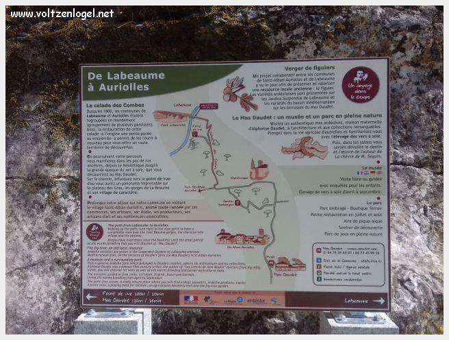 Paysage pittoresque de Labeaume avec falaises calcaires et rivière Beaume