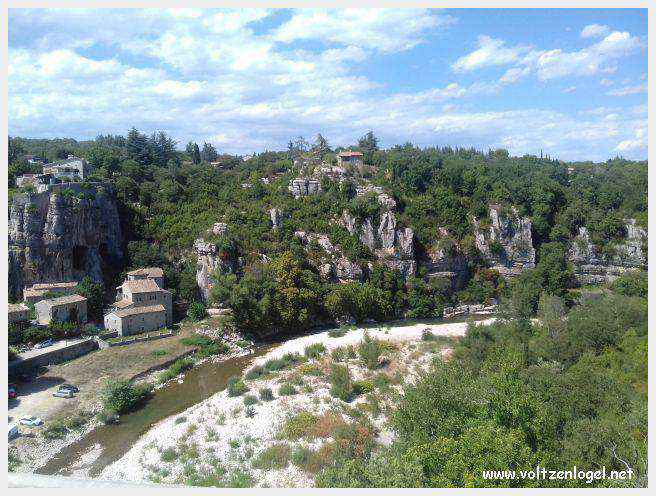 Paysage pittoresque de Labeaume avec falaises calcaires et rivière Beaume