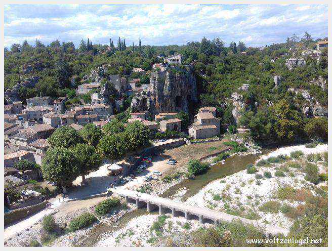 Paysage pittoresque de Labeaume avec falaises calcaires et rivière Beaume