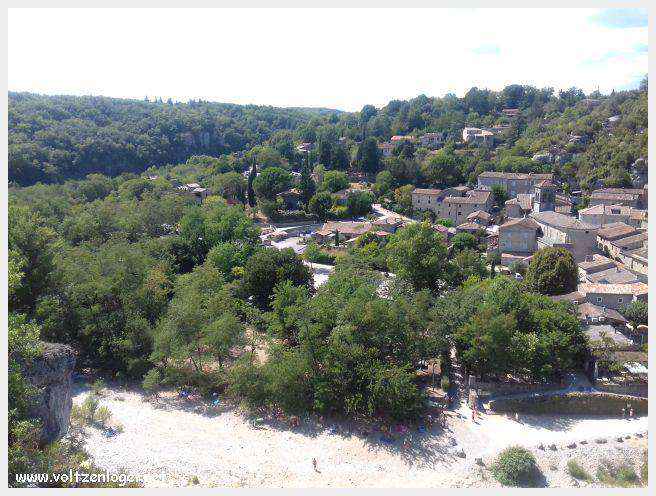 Paysage pittoresque de Labeaume avec falaises calcaires et rivière Beaume
