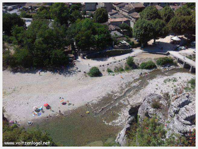 Paysage pittoresque de Labeaume avec falaises calcaires et rivière Beaume
