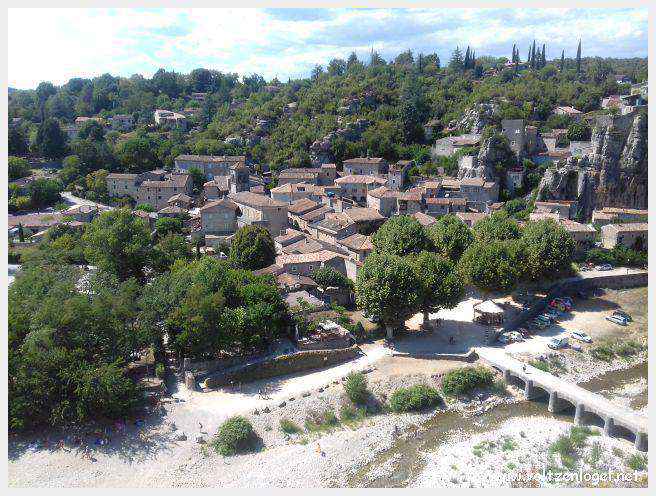 Paysage pittoresque de Labeaume avec falaises calcaires et rivière Beaume
