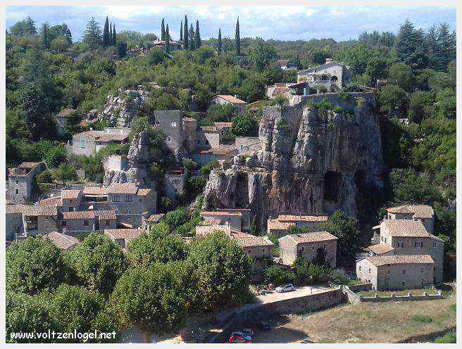 Paysage pittoresque de Labeaume avec falaises calcaires et rivière Beaume
