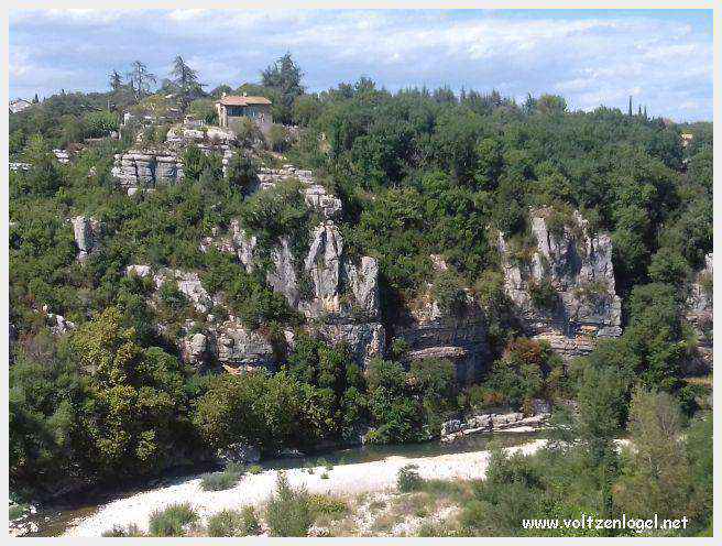 Paysage pittoresque de Labeaume avec falaises calcaires et rivière Beaume