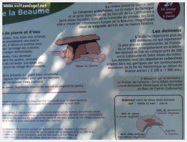 Paysage pittoresque de Labeaume avec falaises calcaires et rivière Beaume