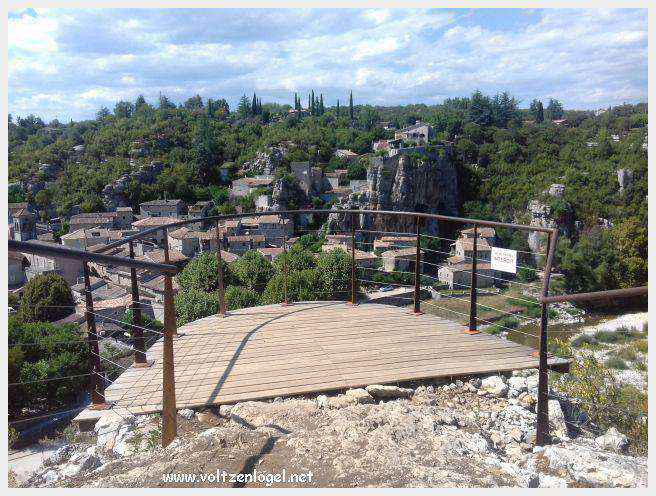 Paysage pittoresque de Labeaume avec falaises calcaires et rivière Beaume