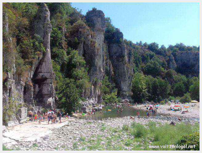 Paysage pittoresque de Labeaume avec falaises calcaires et rivière Beaume