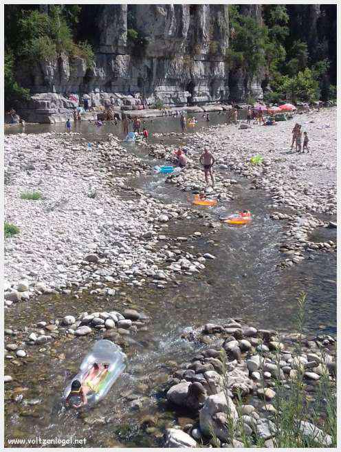 Paysage pittoresque de Labeaume avec falaises calcaires et rivière Beaume