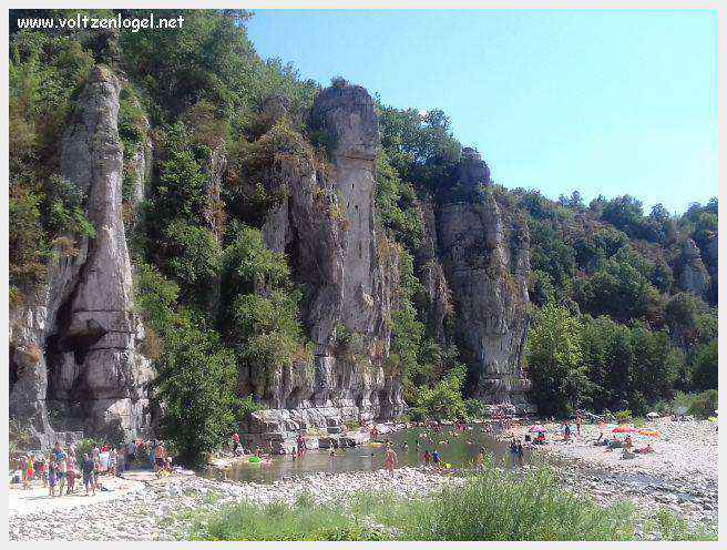 Paysage pittoresque de Labeaume avec falaises calcaires et rivière Beaume