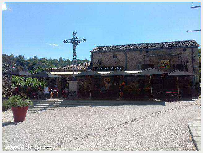 Paysage pittoresque de Labeaume avec falaises calcaires et rivière Beaume