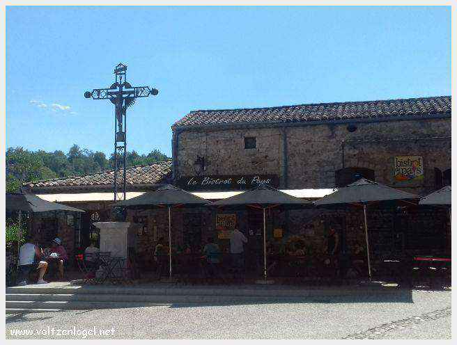 Paysage pittoresque de Labeaume avec falaises calcaires et rivière Beaume