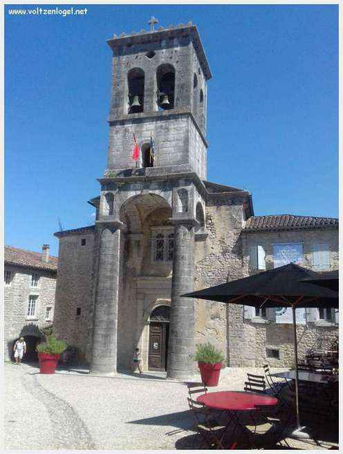 Paysage pittoresque de Labeaume avec falaises calcaires et rivière Beaume