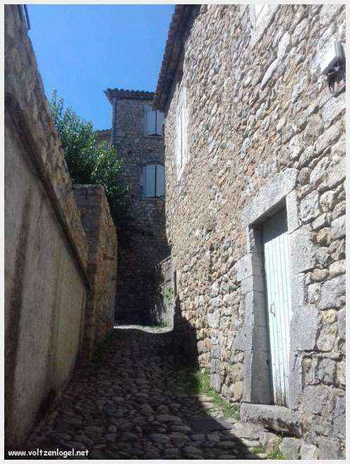 Paysage pittoresque de Labeaume avec falaises calcaires et rivière Beaume