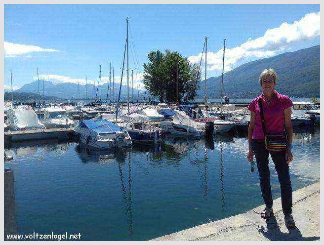 Vue panoramique du Lac du Bourget entouré de montagnes majestueuses