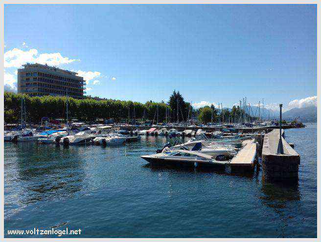 Vue panoramique du Lac du Bourget entouré de montagnes majestueuses