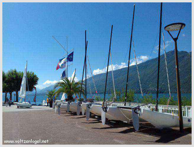 Vue panoramique du Lac du Bourget entouré de montagnes majestueuses