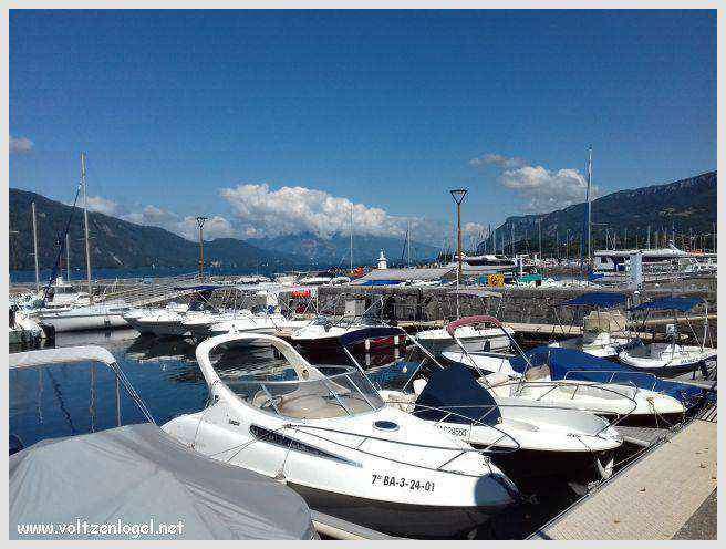 Vue panoramique du Lac du Bourget entouré de montagnes majestueuses