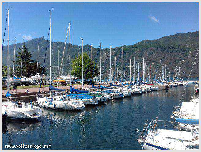 Vue panoramique du Lac du Bourget entouré de montagnes majestueuses