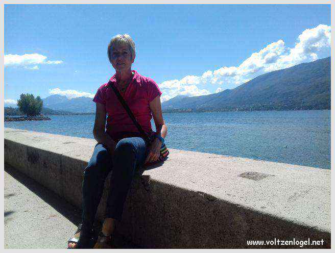 Vue panoramique du Lac du Bourget entouré de montagnes majestueuses