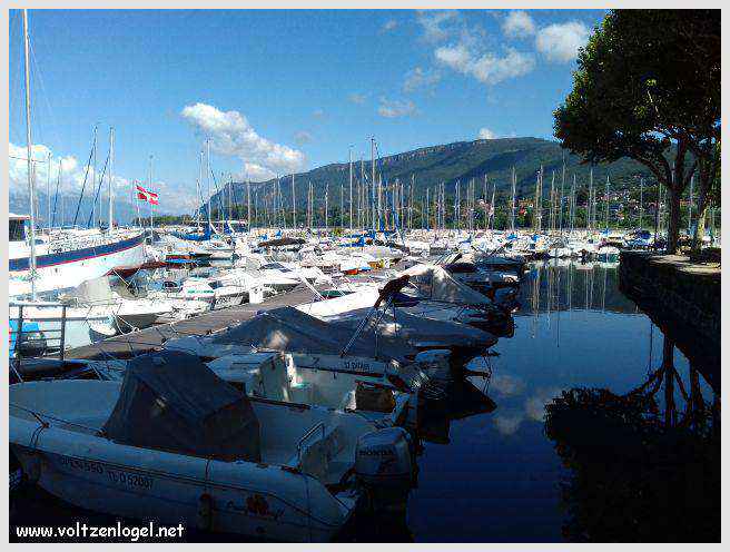 Vue panoramique du Lac du Bourget entouré de montagnes majestueuses