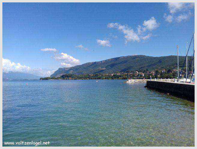Vue panoramique du Lac du Bourget entouré de montagnes majestueuses
