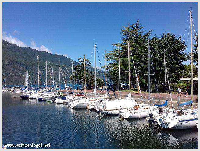 Vue panoramique du Lac du Bourget entouré de montagnes majestueuses