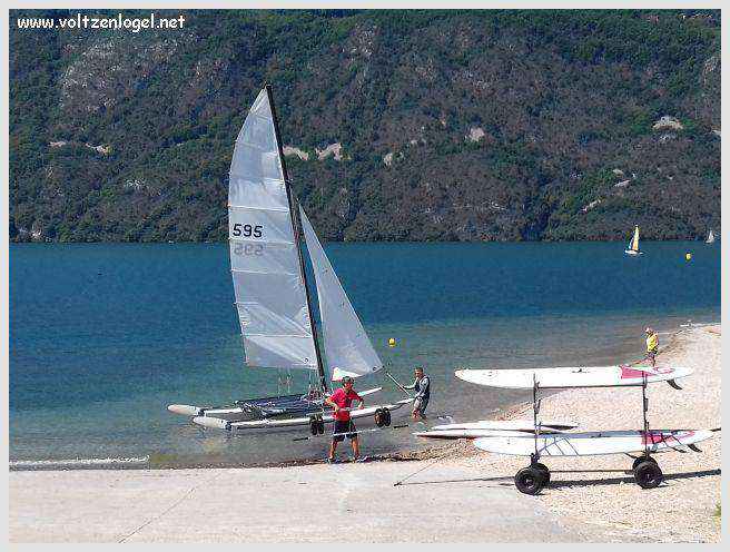 Vue panoramique du Lac du Bourget entouré de montagnes majestueuses