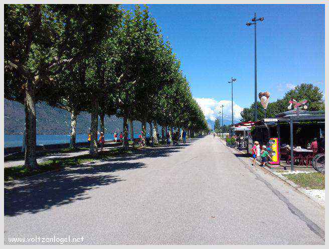 Promenade sur l'esplanade du Lac du bourget à Aix les Bains