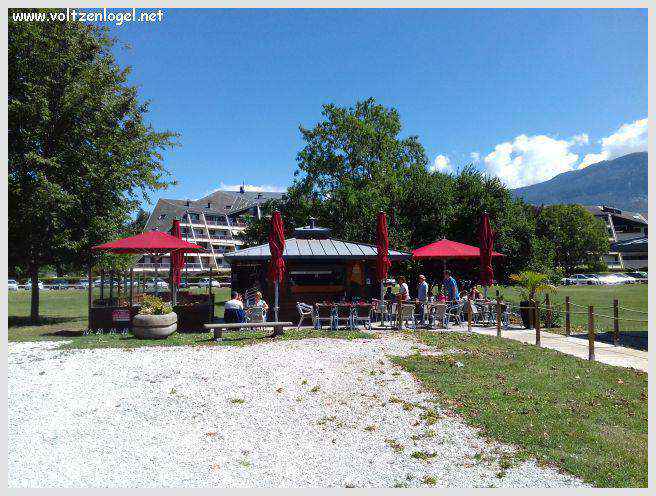 Vue panoramique du Lac du Bourget entouré de montagnes majestueuses