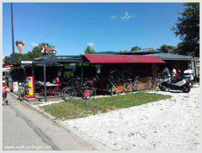 Vue panoramique du Lac du Bourget entouré de montagnes majestueuses