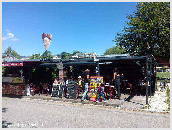 Vue panoramique du Lac du Bourget entouré de montagnes majestueuses