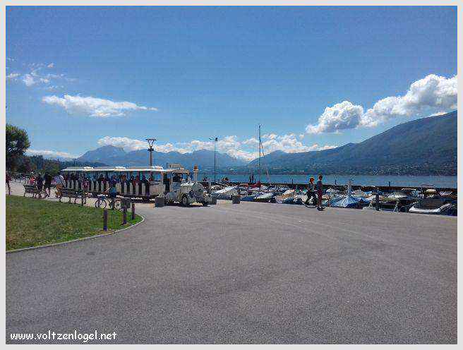 Vue panoramique du Lac du Bourget entouré de montagnes majestueuses