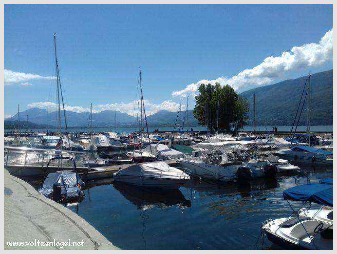 Vue panoramique du Lac du Bourget entouré de montagnes majestueuses