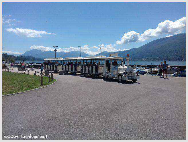 Vue panoramique du Lac du Bourget entouré de montagnes majestueuses