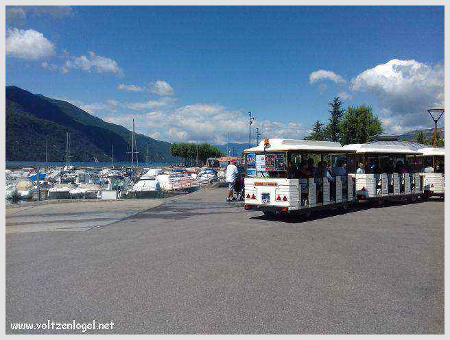 Vue panoramique du Lac du Bourget entouré de montagnes majestueuses