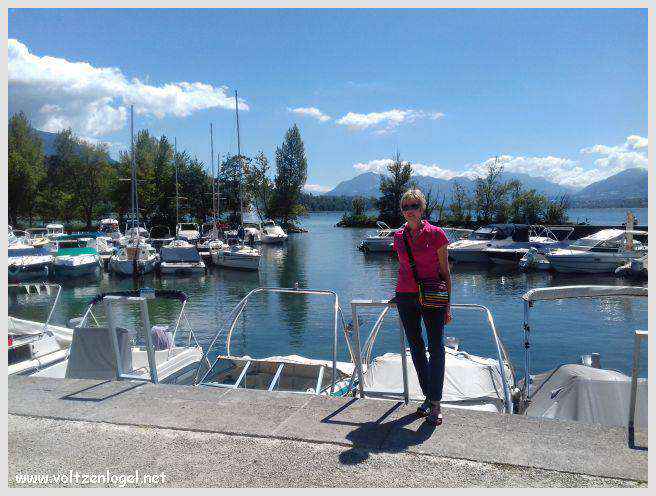Vue panoramique du Lac du Bourget entouré de montagnes majestueuses