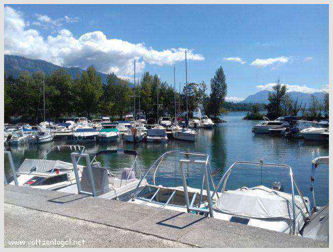 Vue panoramique du Lac du Bourget entouré de montagnes majestueuses