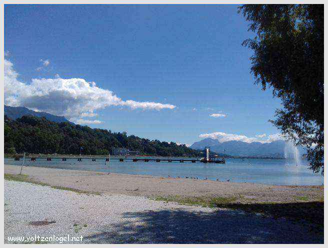 Vue panoramique du Lac du Bourget entouré de montagnes majestueuses