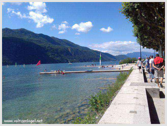 Vue panoramique du Lac du Bourget entouré de montagnes majestueuses