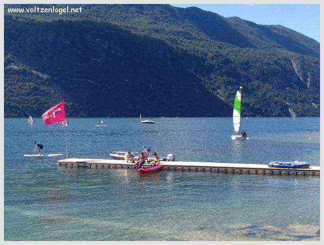 Vue panoramique du Lac du Bourget entouré de montagnes majestueuses