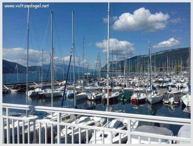 Vue panoramique du Lac du Bourget entouré de montagnes majestueuses