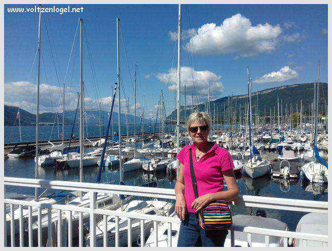 Vue panoramique du Lac du Bourget entouré de montagnes majestueuses