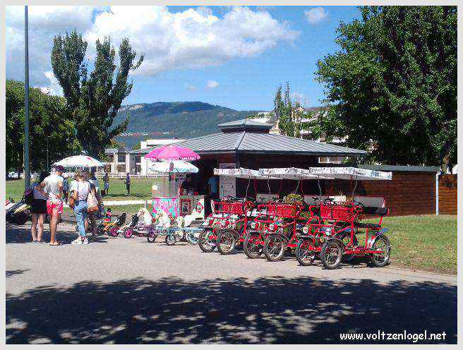 Vue panoramique du Lac du Bourget entouré de montagnes majestueuses