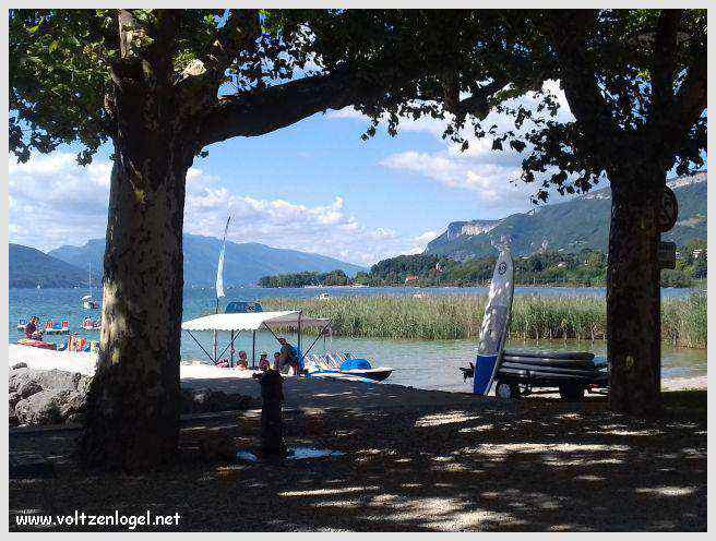 Vue panoramique du Lac du Bourget entouré de montagnes majestueuses