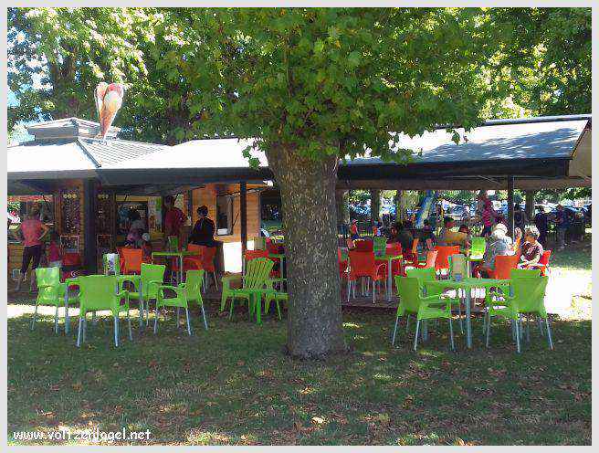 Vue panoramique du Lac du Bourget entouré de montagnes majestueuses