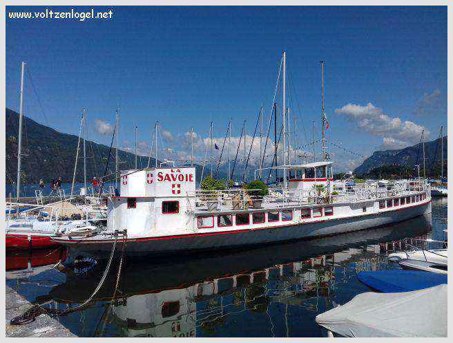 Vue panoramique du Lac du Bourget entouré de montagnes majestueuses