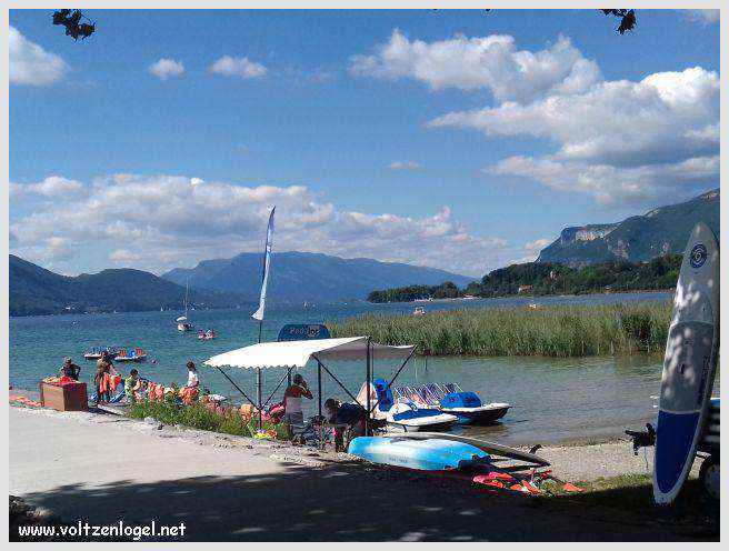 Vue panoramique du Lac du Bourget entouré de montagnes majestueuses