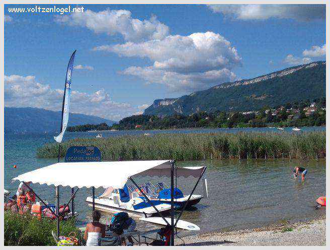 Vue panoramique du Lac du Bourget entouré de montagnes majestueuses